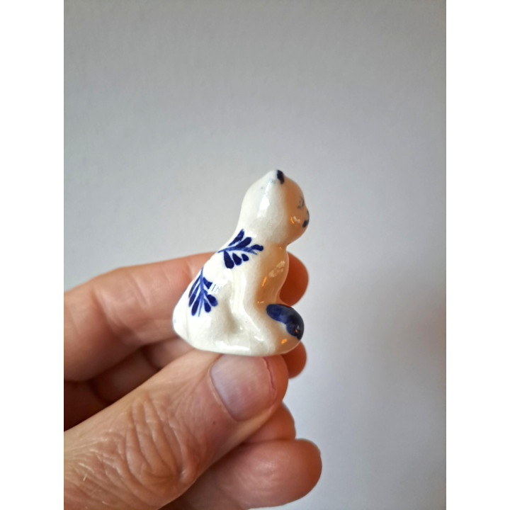 Delftsblauw poes met bal en bloemen, porselein 3x2x4cm
