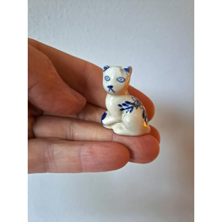 Delftsblauw poes met strandbal, porselein 3x2x4cm