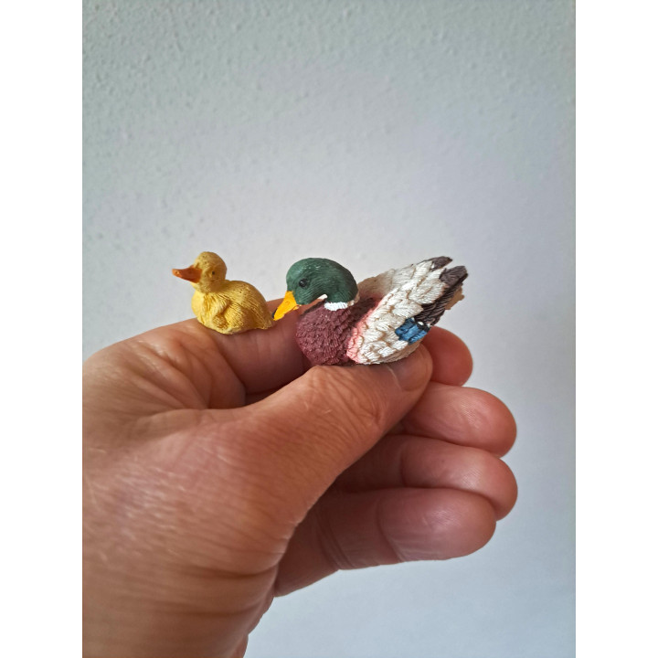 Vader eend met jong, kunsthars 5x2.5x2.5cm