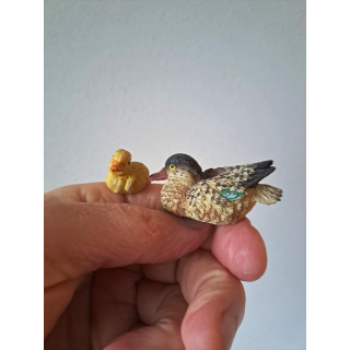 Moeder eend met jong, kunsthars 5x2.5x2.5cm