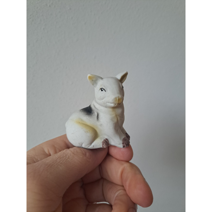 Zittend varken, porselein 5.5x3.5x5.5cm