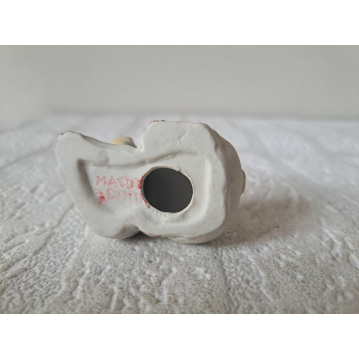 Liggend varken, kop opzij, porseleinen 6x3.5x4.5cm - dierfiguren