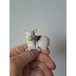 Liggend varken, kop opzij, porseleinen 6x3.5x4.5cm