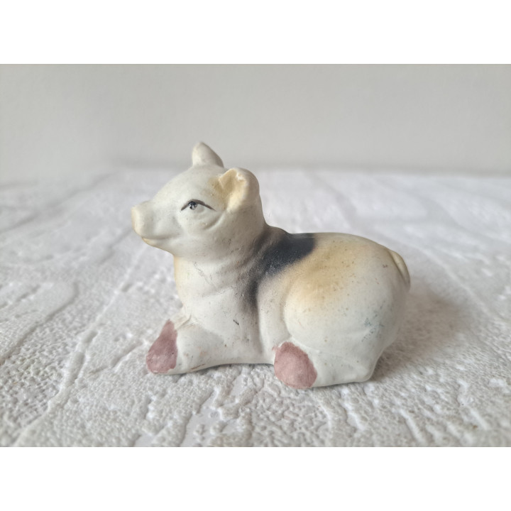 Liggend varken, kop vooruit, porselein 6x3.5x4.5cm - dierfiguren