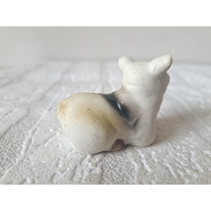 Liggend varken, kop vooruit, porselein 6x3.5x4.5cm - dierfiguren