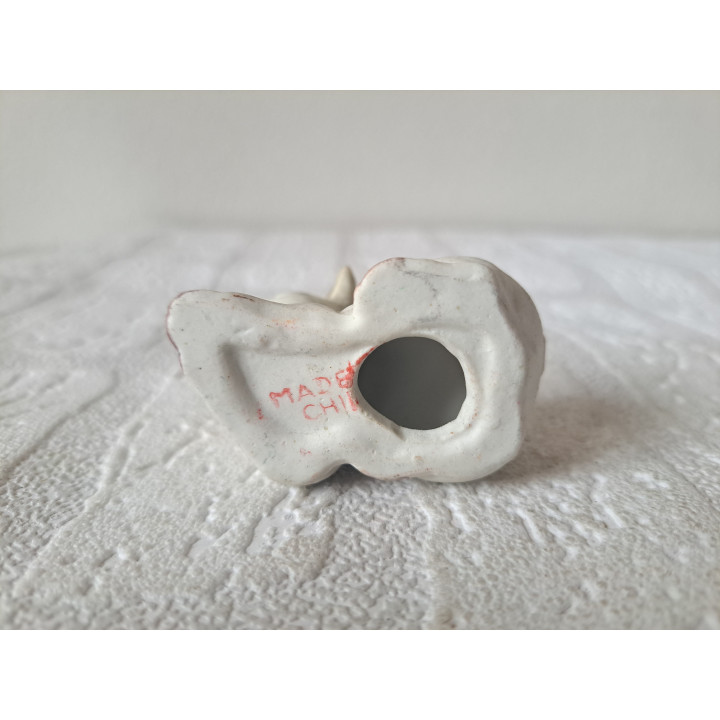 Liggend varken, kop vooruit, porselein 6x3.5x4.5cm - dierfiguren