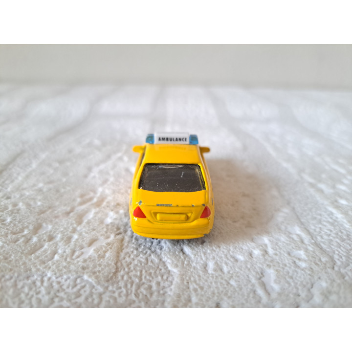 Mercedes C class Nederlandse ambulance 1:72 JoyCity geel - modelauto