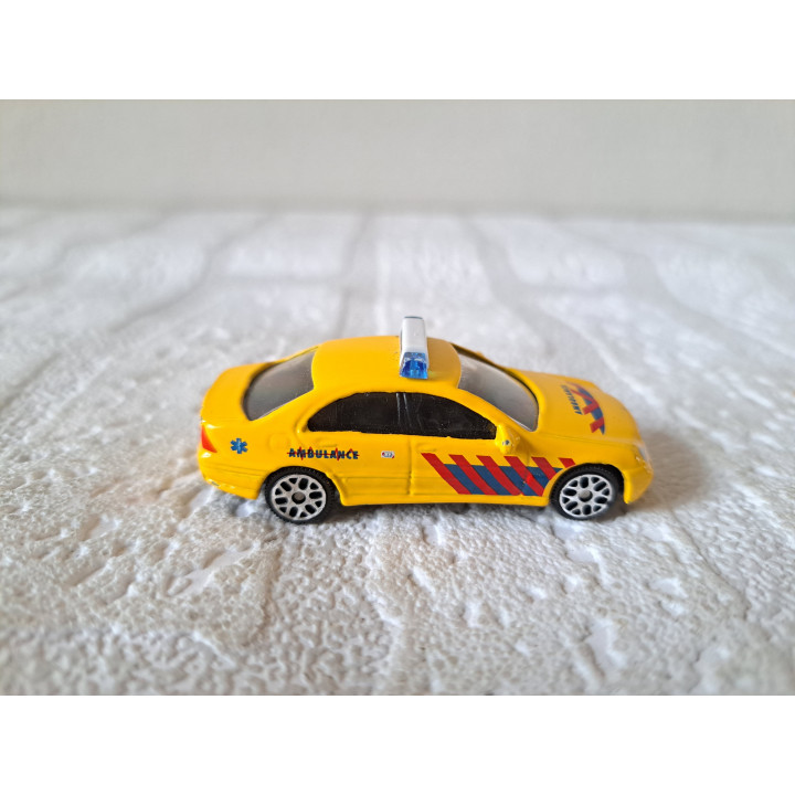 Mercedes C class Nederlandse ambulance 1:72 JoyCity geel - modelauto