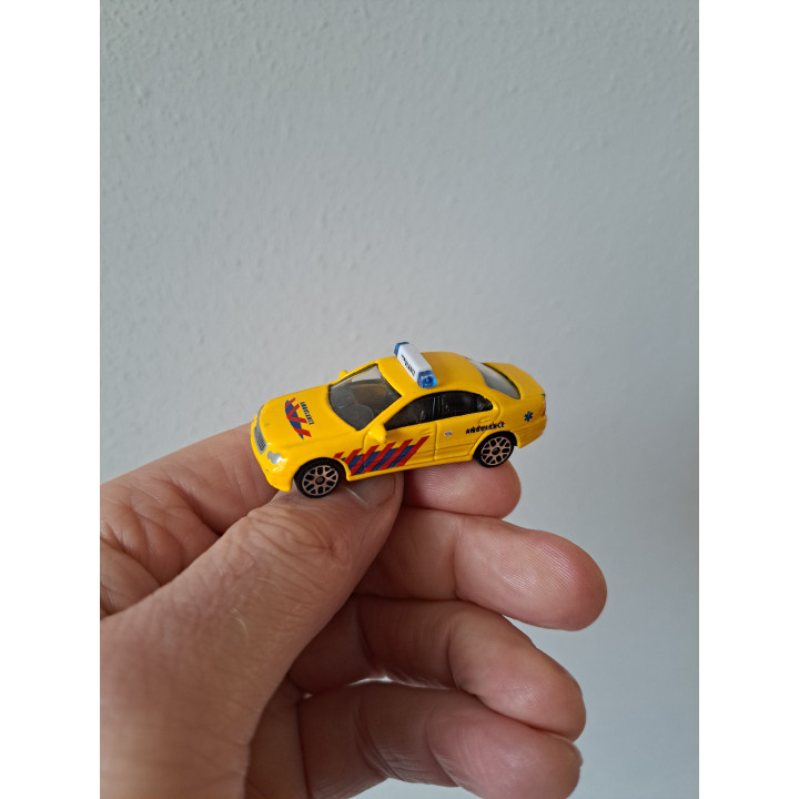 Mercedes C class Nederlandse ambulance 1:72 JoyCity geel