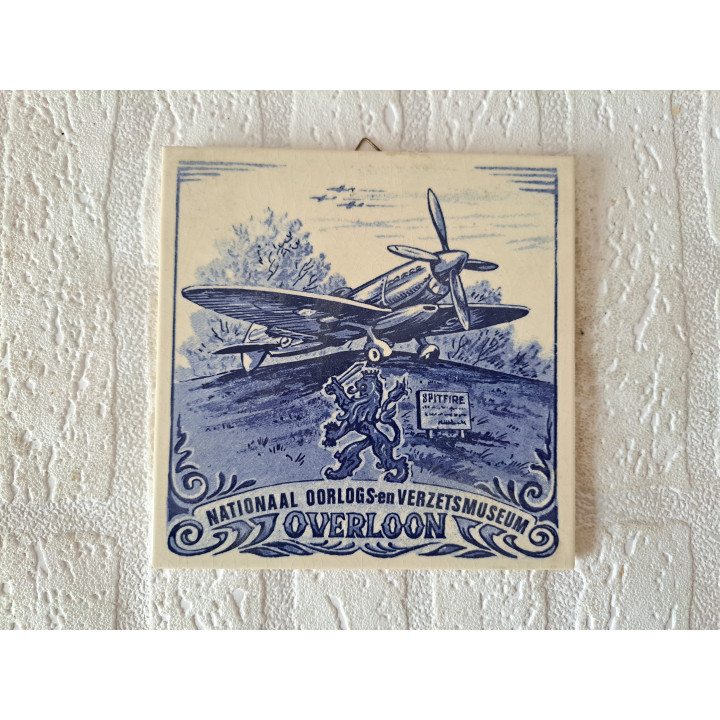 Oorlogs en verzetsmuseum Overloon Spitfire vliegtuig 15x15cm - tegels
