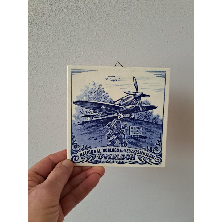 Oorlogs en verzetsmuseum Overloon Spitfire vliegtuig 15x15cm