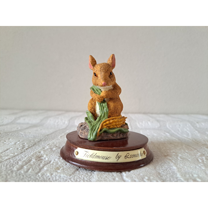 Veldmuis met mais op houten plateau, kunsthars D8xH8cm - dierfiguren