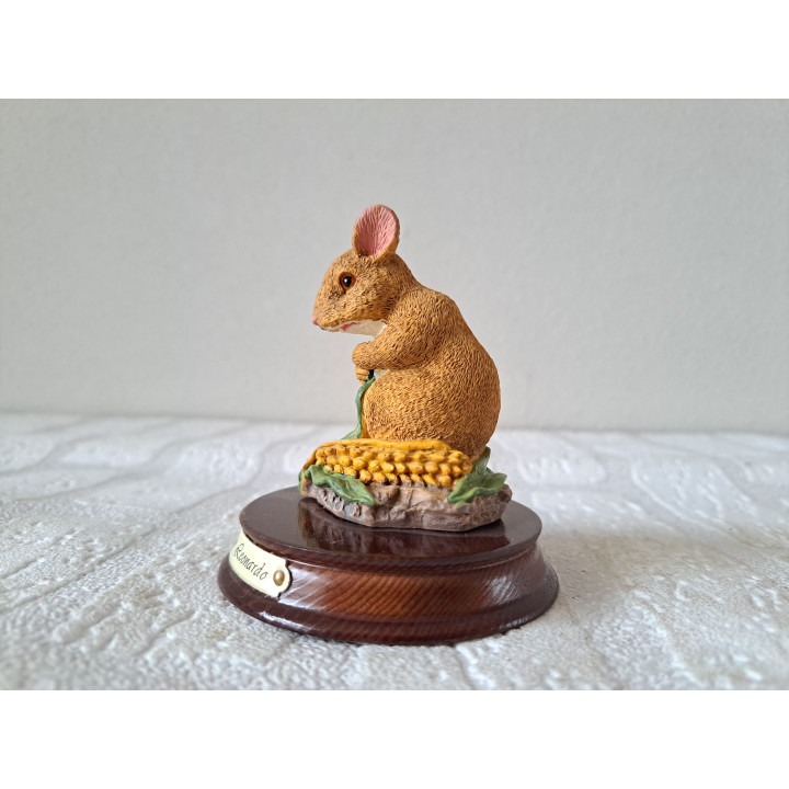 Veldmuis met mais op houten plateau, kunsthars D8xH8cm - dierfiguren