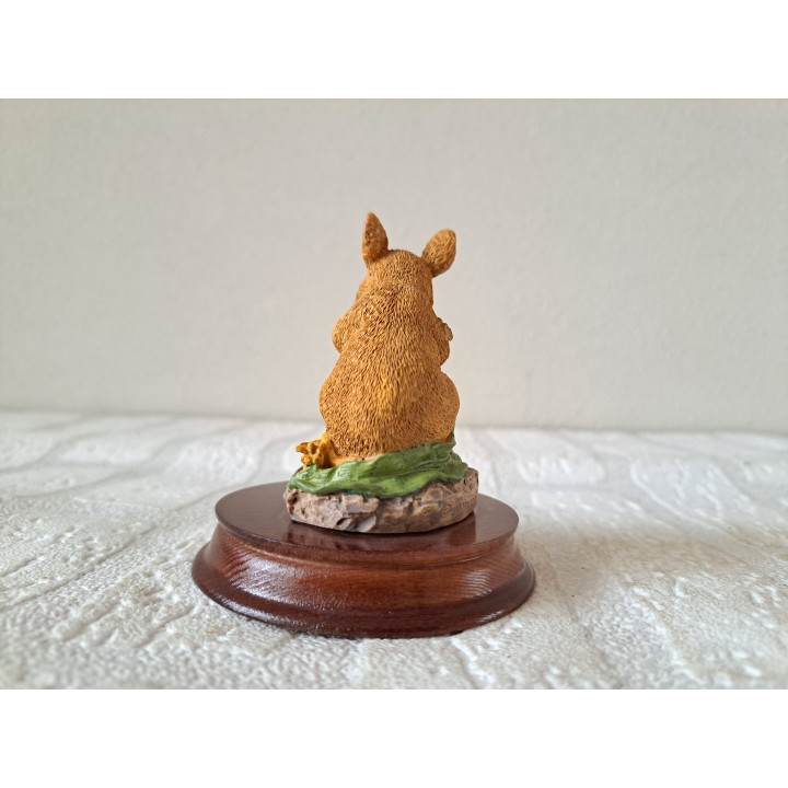 Veldmuis met mais op houten plateau, kunsthars D8xH8cm - dierfiguren