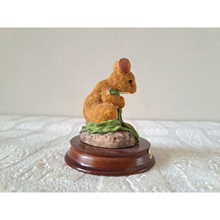 Veldmuis met mais op houten plateau, kunsthars D8xH8cm - dierfiguren