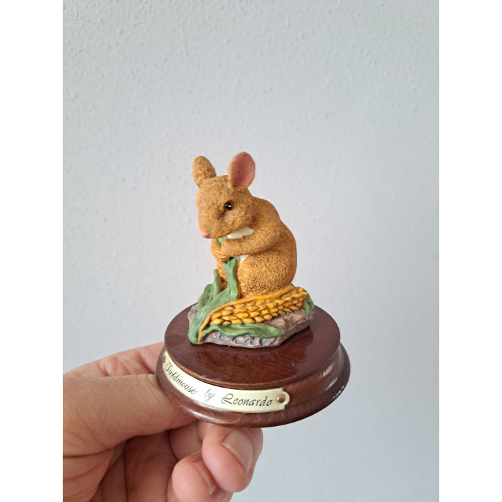 Veldmuis met mais op houten plateau, kunsthars D8xH8cm