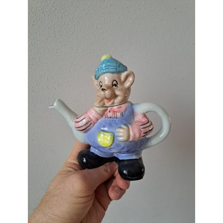 Beer met muts theepot, porselein 15x8x16cm