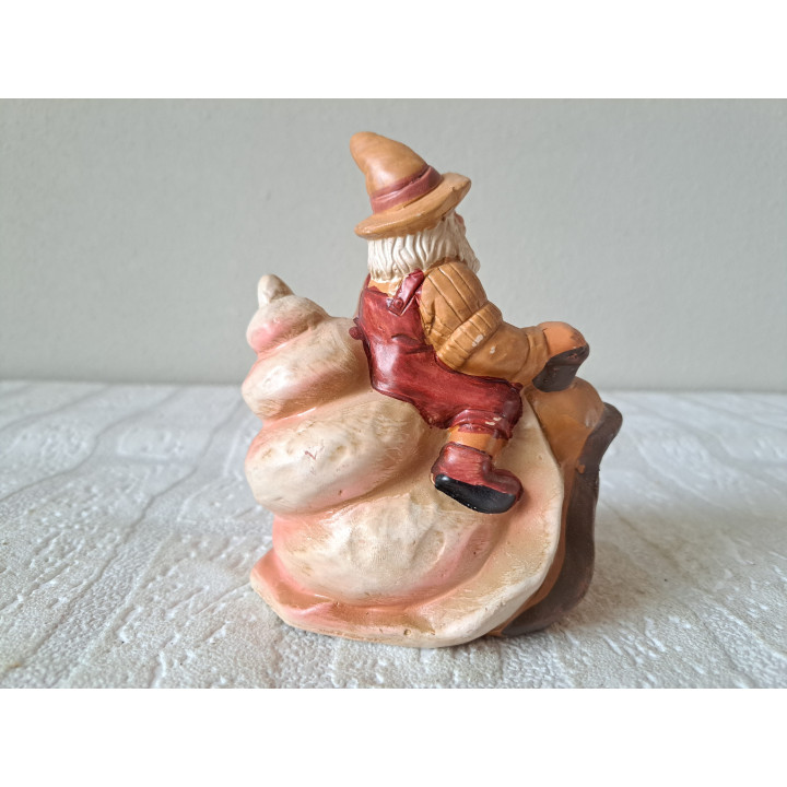 Kabouter Zittend op Slak Aardewerk 10x7.5x12cm