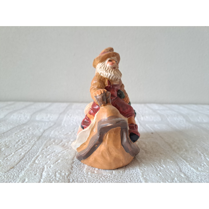 Kabouter Zittend op Slak Aardewerk 10x7.5x12cm