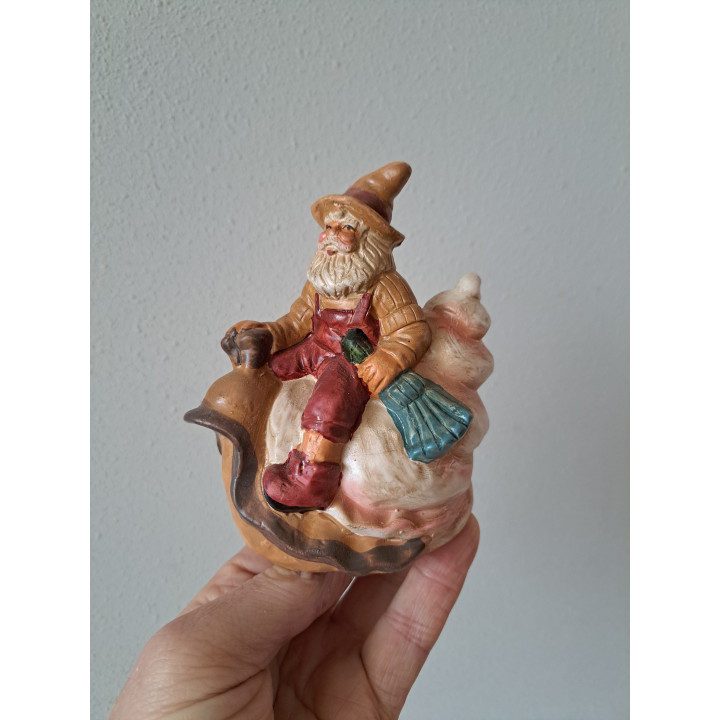 Kabouter zittend op slak, aardewerk 10x7.5x12cm