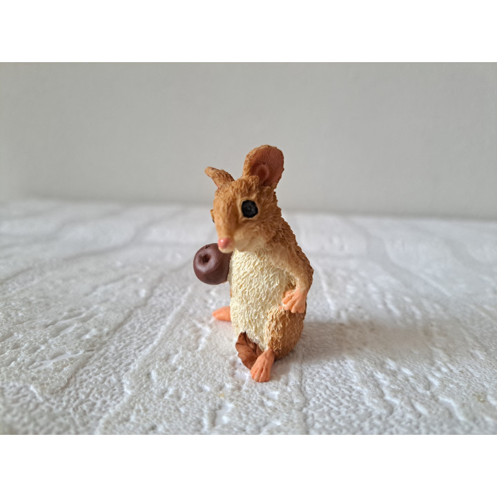 Veldmuis met kastanje, kunsthars 4x3.5x5.5cm - dierfiguren