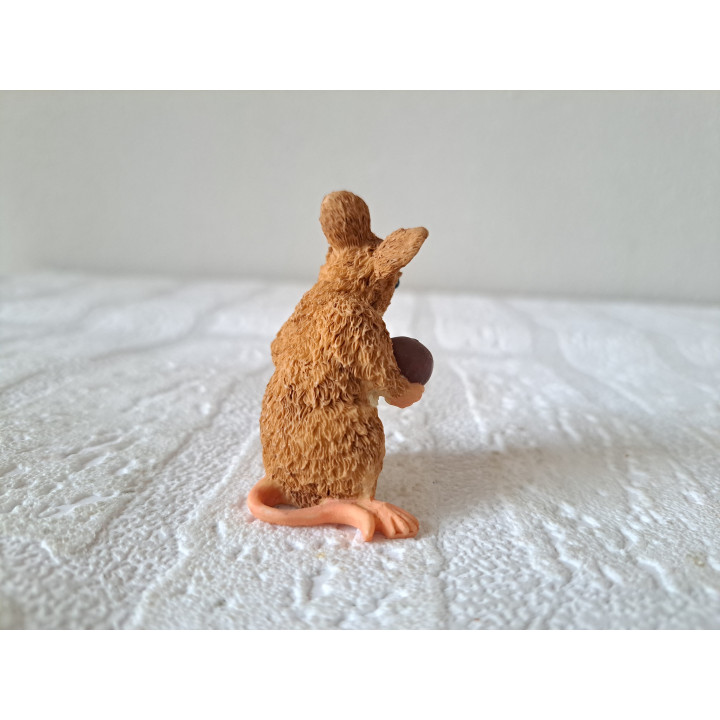Veldmuis met kastanje, kunsthars 4x3.5x5.5cm - dierfiguren