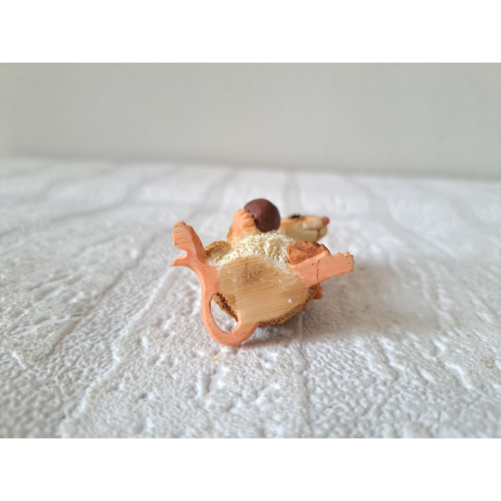 Veldmuis met kastanje, kunsthars 4x3.5x5.5cm - dierfiguren