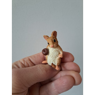 Veldmuis met kastanje, kunsthars 4x3.5x5.5cm