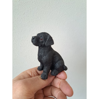 Zittend zwarte Labrador Retriever pup, kunsthars 6x4x8cm