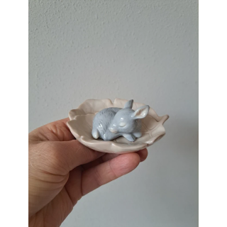 Jong hert Kalf slaapt op blad, porselein 10x7.5x4.5cm, Harvey Knox