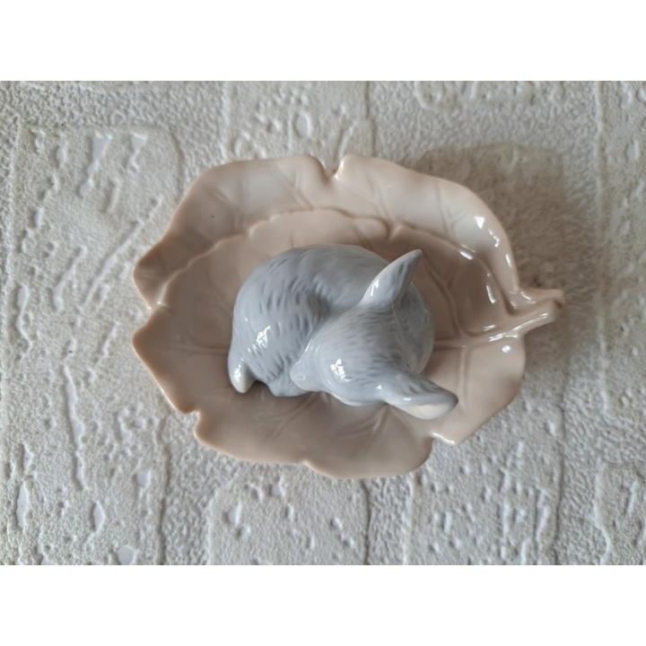 Jong hert Kalf op blad, porselein 10x7.5x4.5cm, Harvey Knox - dierfiguren