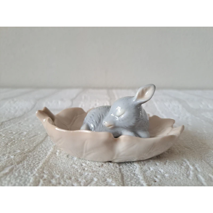 Jong hert Kalf op blad, porselein 10x7.5x4.5cm, Harvey Knox - dierfiguren