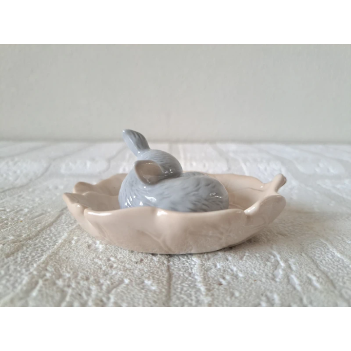 Jong hert Kalf op blad, porselein 10x7.5x4.5cm, Harvey Knox - dierfiguren