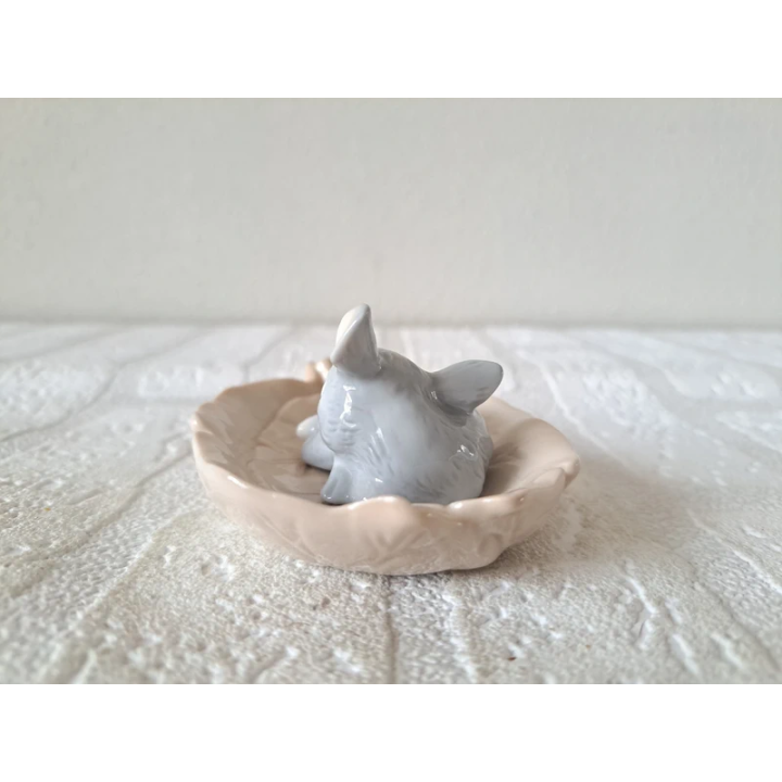 Jong hert Kalf op blad, porselein 10x7.5x4.5cm, Harvey Knox - dierfiguren