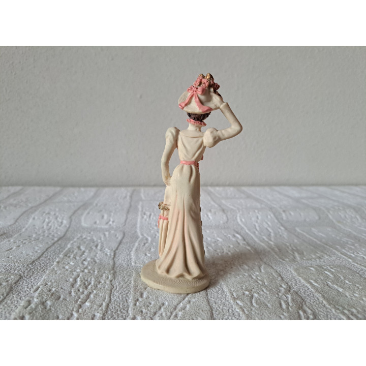 Victoriaanse vrouw met paraplu en hoed, kunsthars 5x2x12.5cm - beeldjes