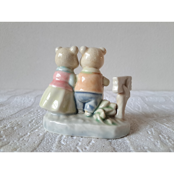 Beren bij de bushalte, Albert Kessler porselein 9x5x8cm - dierfiguren