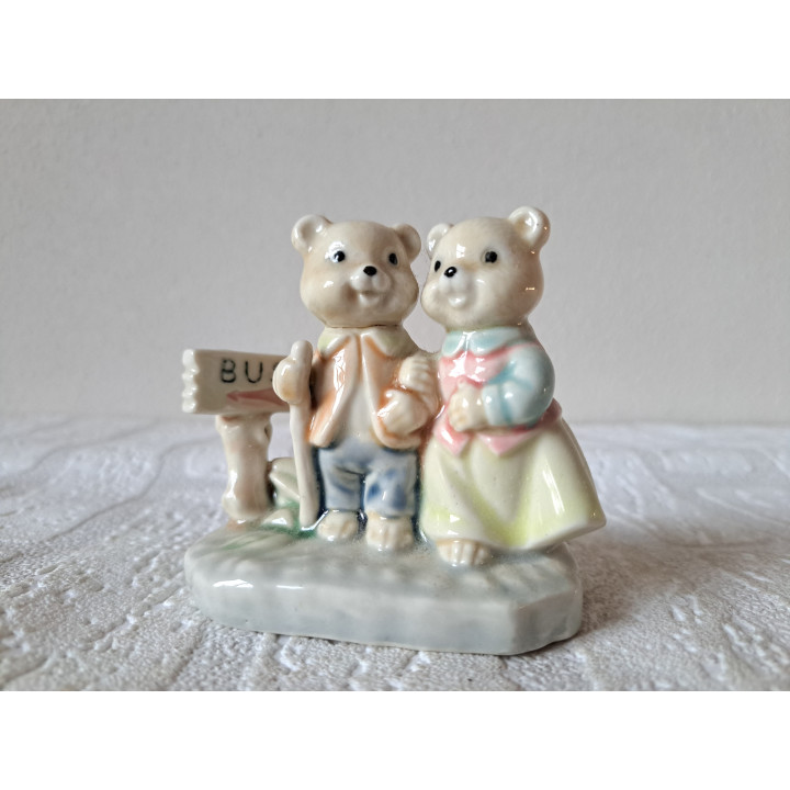 Beren bij de bushalte, Albert Kessler porselein 9x5x8cm - dierfiguren