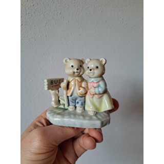 Beren bij de bushalte, Albert Kessler porselein 9x5x8cm