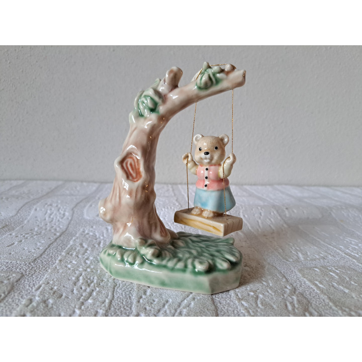 Beer op een schommel, Albert Kessler porselein 9x6x13.5cm - dierfiguren