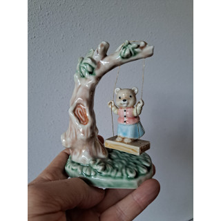 Beer op een schommel, Albert Kessler porselein 9x6x13.5cm