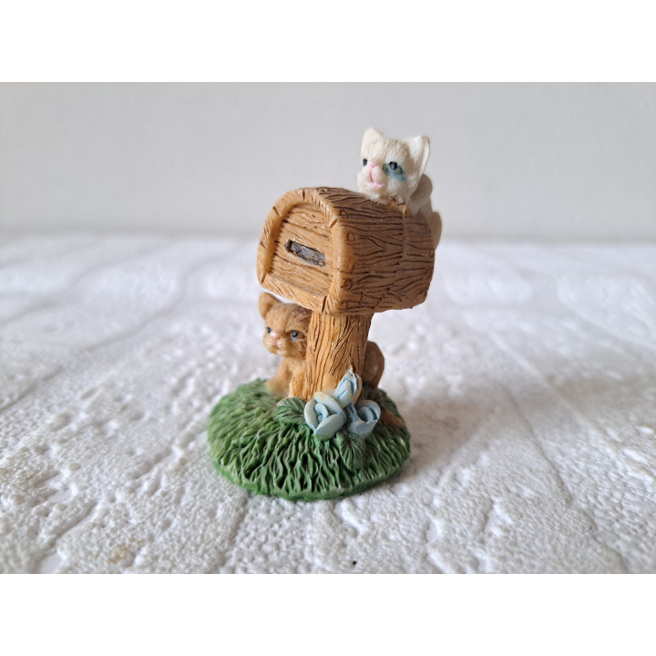 Poezen van kunsthars met een brievenbus D4 x H6 cm - dierfiguren