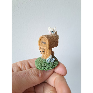 Poezen met brievenbus, kunsthars D4xH6cm