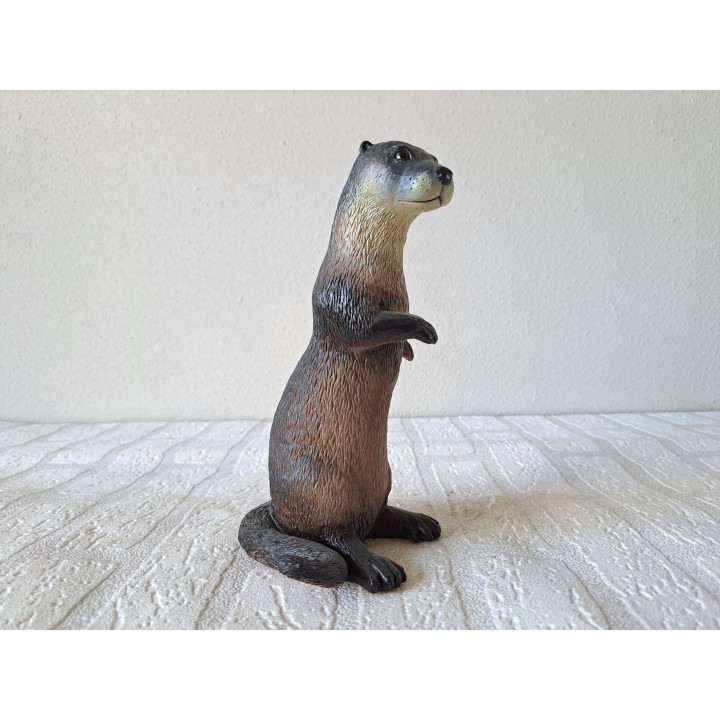 Staande otter voor in de tuin, hard rubber 9x7x20cm - dierfiguren