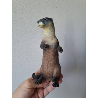 Staande otter voor in de tuin, hard rubber 9x7x20cm