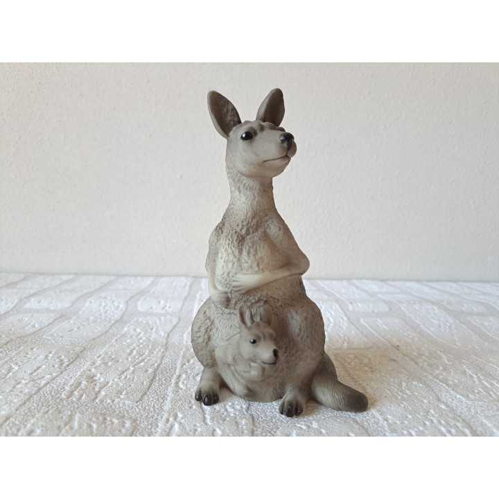 Kangoeroe met jong voor in de tuin, hard rubber 9x10x17cm - dierfiguren