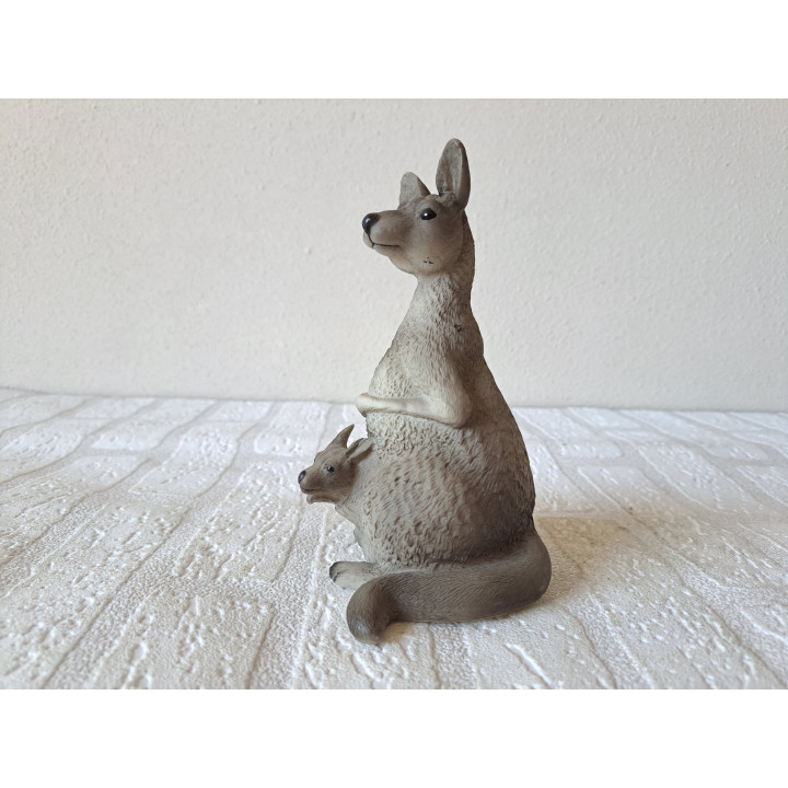 Kangoeroe met jong voor in de tuin, hard rubber 9x10x17cm - dierfiguren