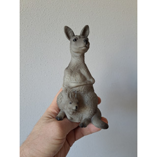 Kangoeroe met jong voor in de tuin, hard rubber 9x10x17cm