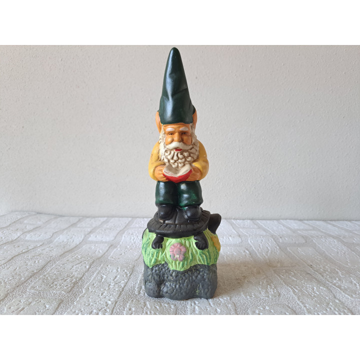 Kabouter met boek en schildpad, aardewerk 8x8x25cm - dierfiguren