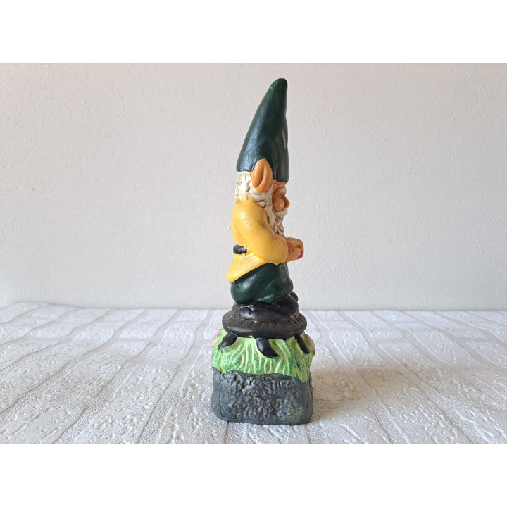 Kabouter met boek en schildpad, aardewerk 8x8x25cm - dierfiguren