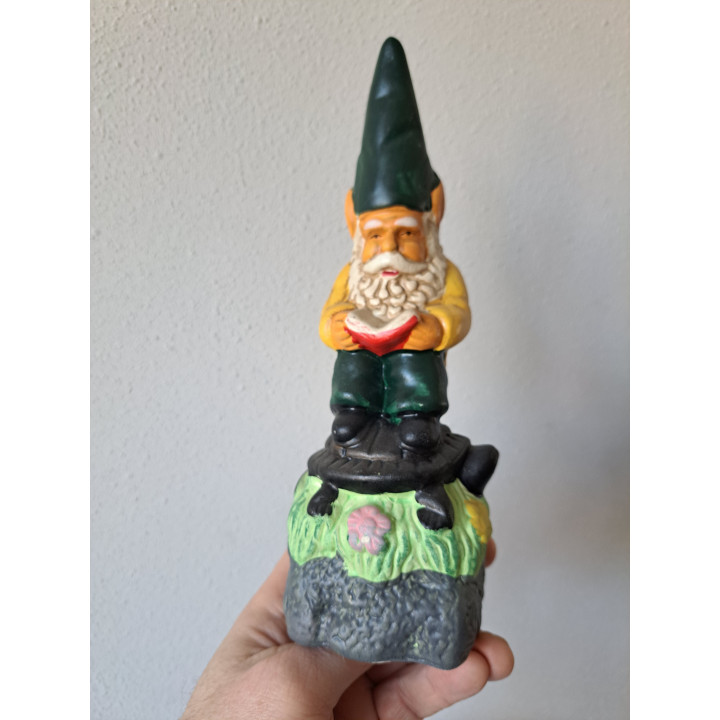 Kabouter met boek en schildpad, aardewerk 8x8x25cm